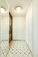 패턴타일이 돋보이는 화이트 모던 현관 인테리어